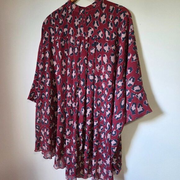 EUC INTIMATELY FREE PEOPLE PRINTED OVERSIZE PLEATED BACK TOP SIZE SMALL - Picture 4 of 16